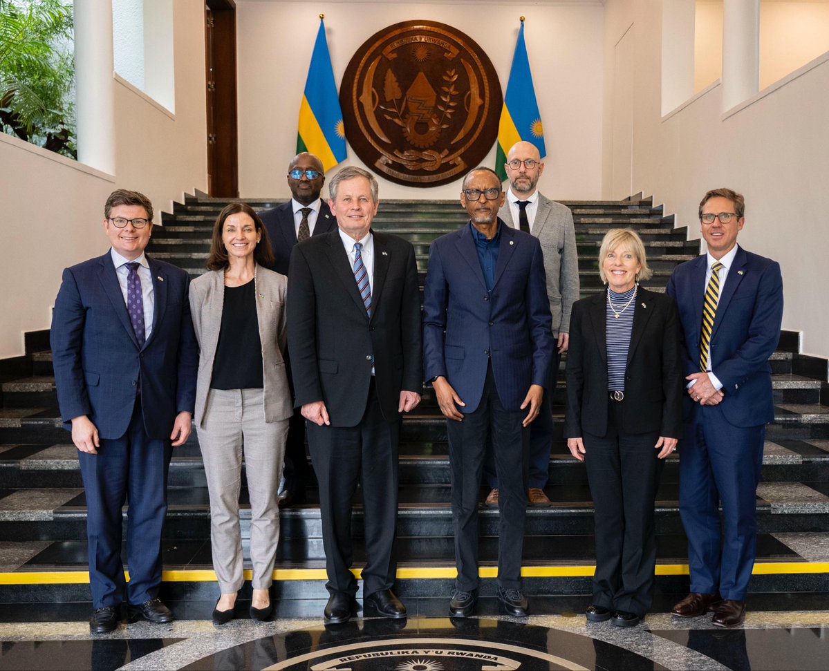UrugwiroVillage's tweet image. This afternoon at Urugwiro Village, President Kagame received U.S. Senator Steve Daines of Montana. They discussed ways to strengthen Rwanda - U.S. cooperation, regional stability, and opportunities for expanding economic ties.