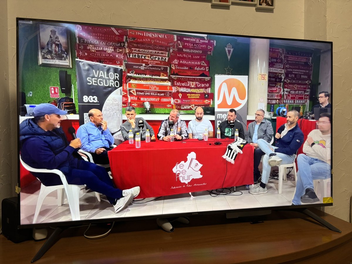 En sede de la <a href="/feperealmurcia/">FEPEMUR</a> cabe todo el mundo. Ejemplo de que antes del derbi, en la federación de peñas granas, caben todos. Tertulia, también con bufandas del <a href="/FCCartagena_efs/">FC Cartagena</a> y aficionados del equipo albinegro. Hablando de FÚTBOL.

Enhorabuena <a href="/LaProrrogaRM/">La Prórroga RM</a> <a href="/feperealmurcia/">FEPEMUR</a>