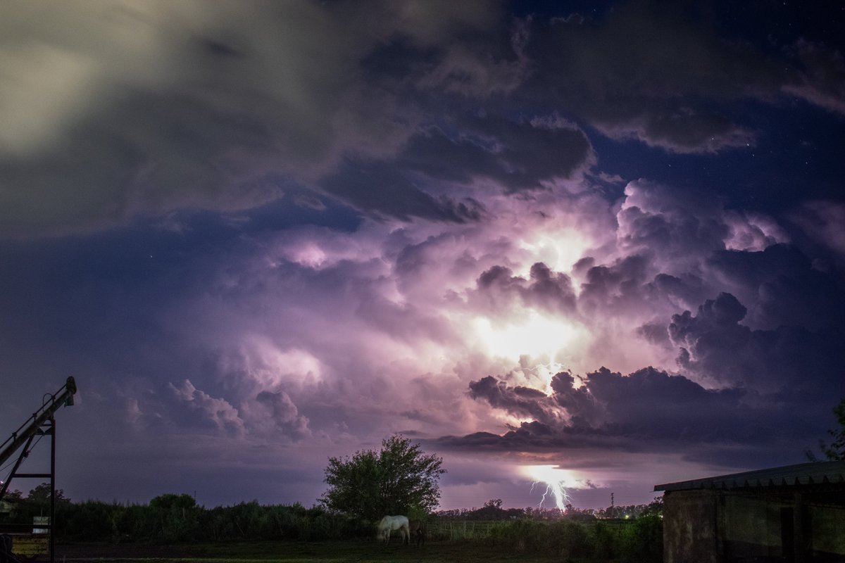 Que hacer cuando la tormenta te despierta a las 3 am? 

Lo que hace cualquier persona normal, se levanta, busca la camara, pone el tripode y saca algunas fotos

<a href="/UTNClima/">UTN Clima</a> 
<a href="/MeteoFedex/">Clima MeteoFedex ⛈</a> 
<a href="/maleojeda67/">maleojeda67... Tiempo</a> 
<a href="/MeteoredAR/">Meteored Argentina</a> 
<a href="/SMN_Cordoba/">Observatorio Córdoba</a> 
<a href="/SMN_Argentina/">SMN Argentina</a> 
<a href="/SMN_Alertas/">SMN Alertas</a>