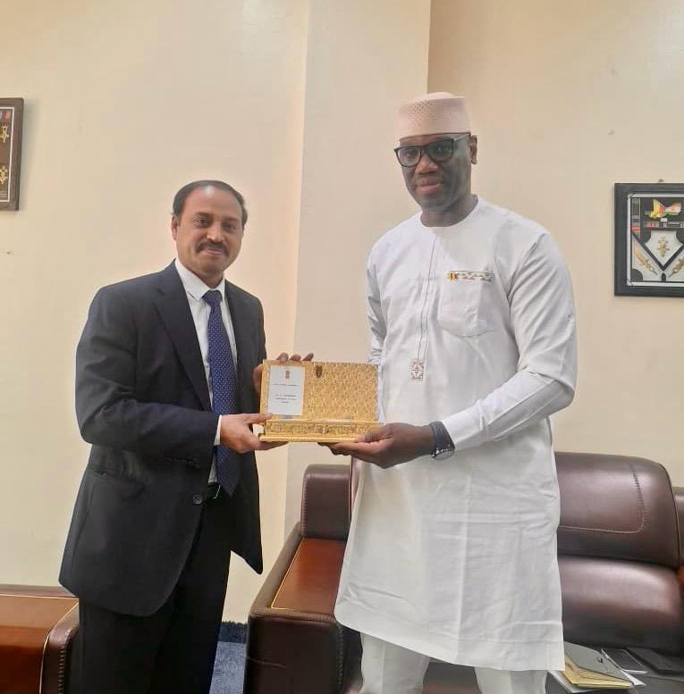 India in Mali tweet media