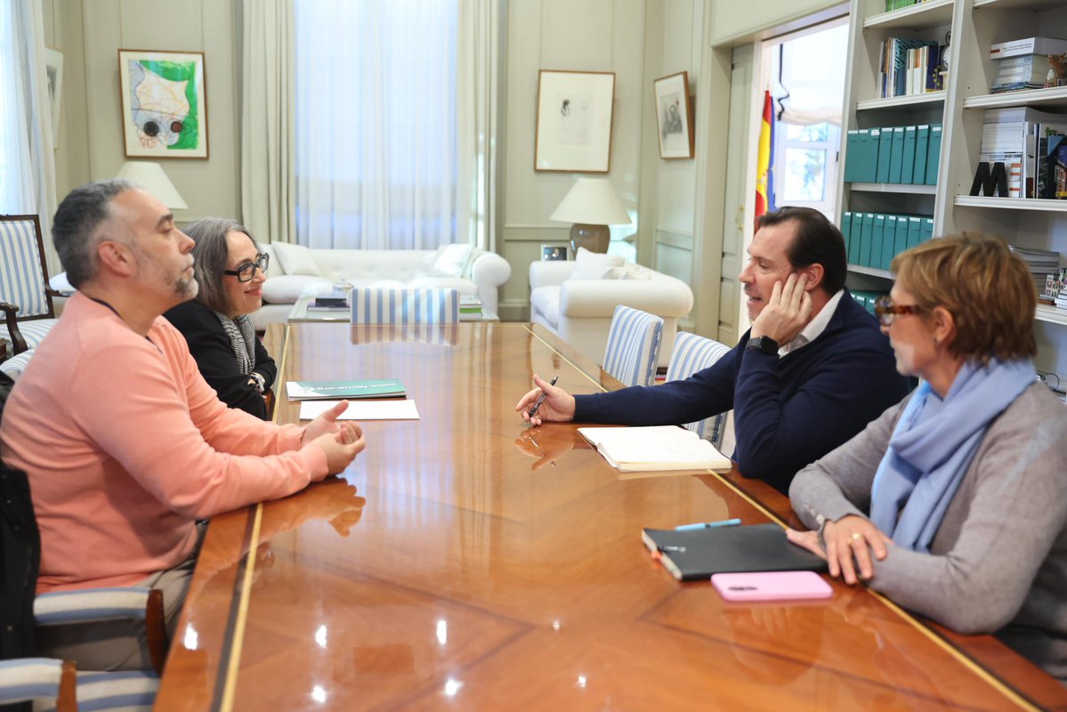 Me he reunido esta tarde con <a href="/FACUA/">FACUA</a> para analizar, desde la óptica de los derechos de los consumidores, el transporte en España.