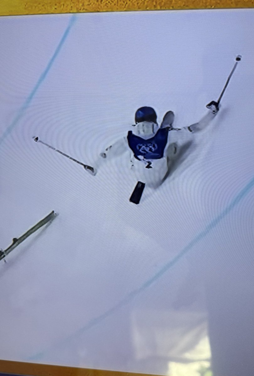 JonnyRoot_'s tweet image. Traitor Eileen Gu fell (no injuries) on her first run in Freestyle Skiing Women’s Halfpipe &amp;amp; is out of medal position. 

You love to see it 👏