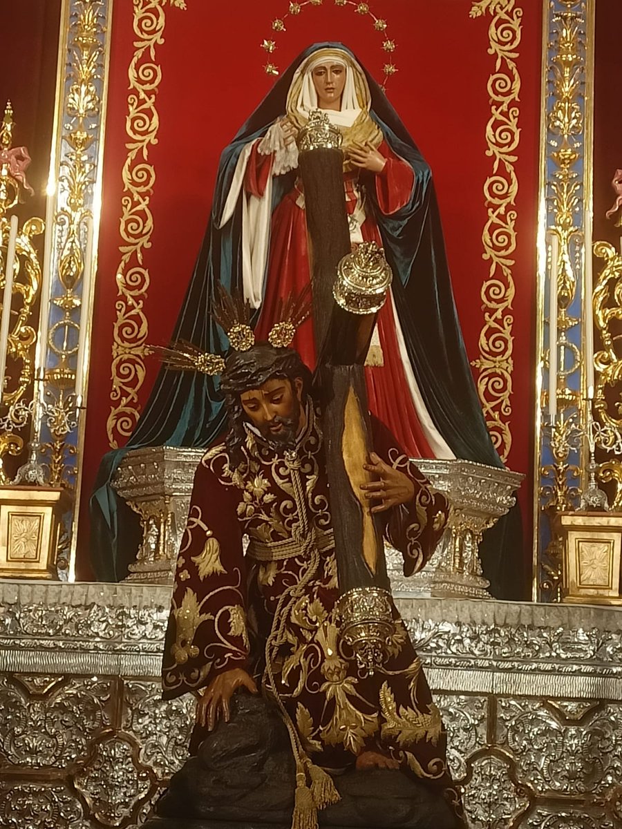 [#FotosINRI]

El besamanos del Cristo de las Tres Caídas y la Virgen de la Esperanza de Triana vestida de hebrea #TDSCofrade 

📷 <a href="/JesusME87/">Jesuli Martín</a>