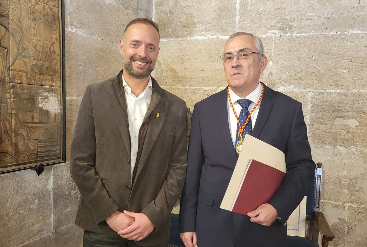 El Cronista Oficial d’Ontinyent, membre fundador de l’Acadèmia Valenciana de Cronistes Oficials

✅ Alfred Bernabeu actua com a moderador en l’acte constitutiu, al qual acudia junt al regidor de Cultura Àlex Borrell

ℹ Més info: ontinyent.es/va/noticia/cro…