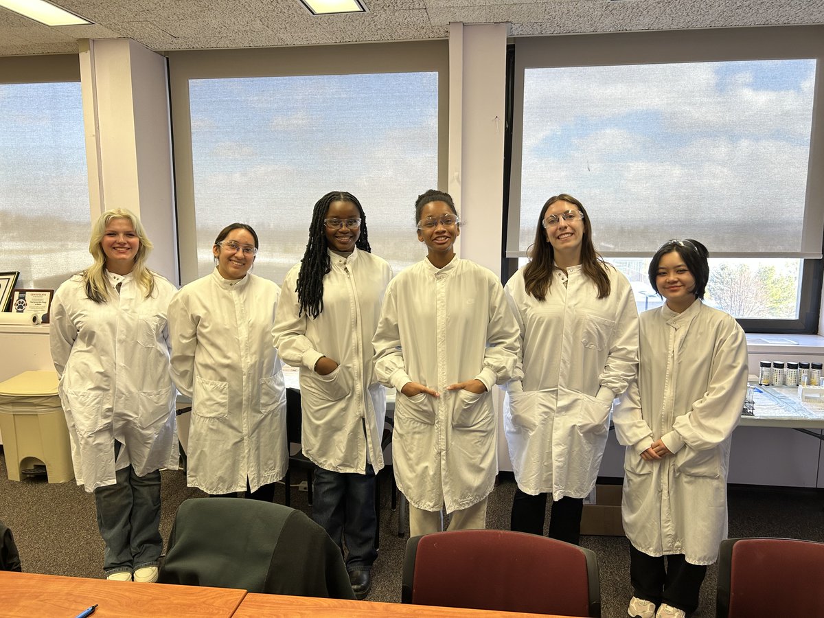 UConnAHS's tweet image. Our students toured @uconnhealth labs!

"The experience gave me an educational glimpse into the lives of various Medical Lab Scientists." - Alexa Lewis, AHS sophomore

MLS Grad Program: tinyurl.com/55mr7d8e
MLS Undergrad Program: tinyurl.com/4y59d2ds

@UConnCAHNR