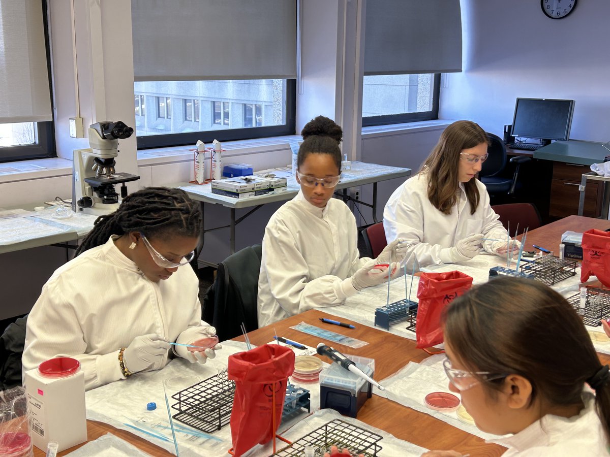 UConnAHS's tweet image. Our students toured @uconnhealth labs!

"The experience gave me an educational glimpse into the lives of various Medical Lab Scientists." - Alexa Lewis, AHS sophomore

MLS Grad Program: tinyurl.com/55mr7d8e
MLS Undergrad Program: tinyurl.com/4y59d2ds

@UConnCAHNR