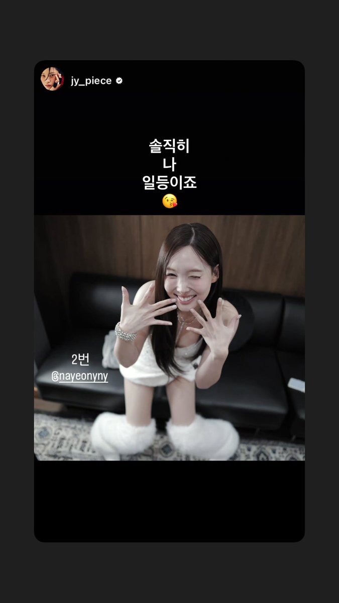 godmitzu's tweet photo. They all responded to Jeongyeon 😭

Nayeon: Honestly I'm number one right 😘
Mina: Aaaaaahhh I've been practicing for 11 years
Chaeyoung: I want to wink well too.... https://t.co/Tewq1yPpfj
