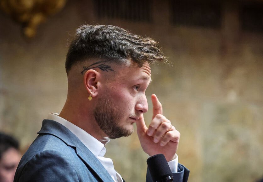 🔴🇫🇷 𝗔𝗟𝗘𝗥𝗧𝗘 𝗜𝗡𝗙𝗢 — Adrian B., présenté comme ancien « stagiaire » du député LFI Raphaël Arnault, a en réalité également été son ASSISTANT PARLEMENTAIRE de septembre 2025 au 30 janvier 2026.

Âgé de 24 ans, Adrian B. figure parmi les suspects pour lesquels le parquet a