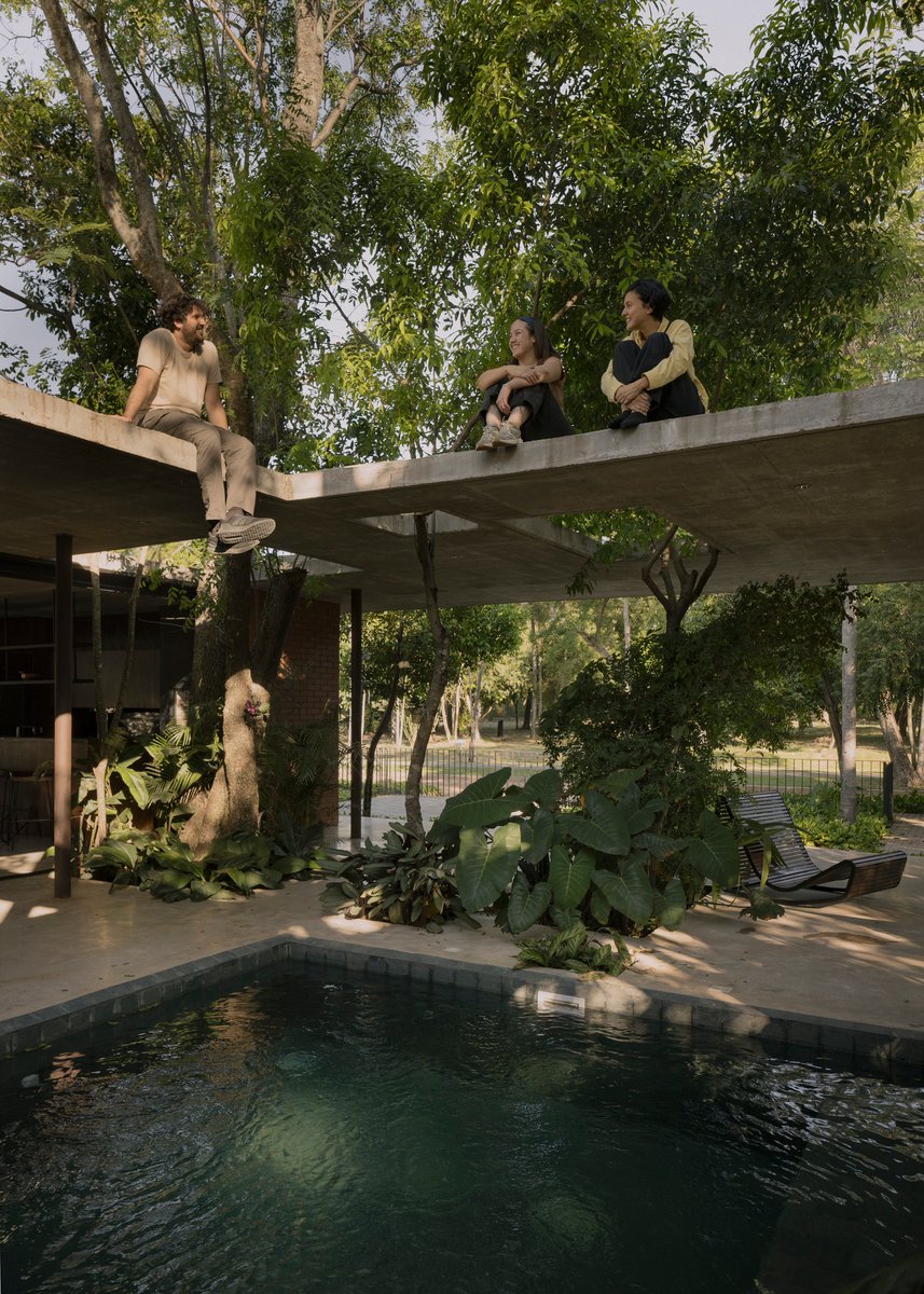 hyperFEDEX's tweet photo. Equipo de Arquitectura siempre se supera. 

Este nuevo proyecto es una locura. Una casa en San Bernardino que se mezcla con la naturaleza, utiliza los arboles como guía y se inspira en la creatividad ilimitada del jazz. 

#ArquitecturaParaguaya https://t.co/b6718PvyTK
