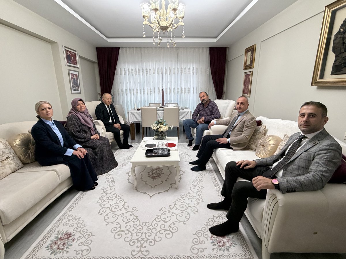 ErdoganOrhanTr's tweet photo. 📍İlk iftarımızı Şehidimiz Polis Özel Harekat Mahmut BİLGİN’in ailesiyle birlikte yaptık. 
Şehidimiz Özel Harekat Polisi Mahmut Bilgin'in, babası E. Polis Sn.Yusuf BİLGİN ve kıymetli ailesine iftarda misaifir olduk. Genel Başkanımız Sn.Devlet BAHÇELİ Beyefendinin selamın ilettik. https://t.co/ULHiQ491Vt