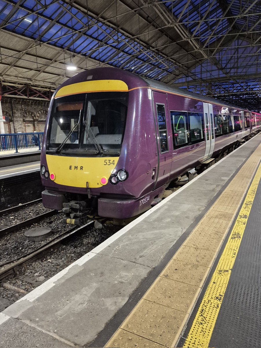 Westfield113594's tweet image. Some EMR chillin 😎 at Crewe Railway Station. 170 534 awaiting duties on 16th February 2026 my pic 
#Class170 #emr #crewerailwaystation #ukrailwaystuff #trains