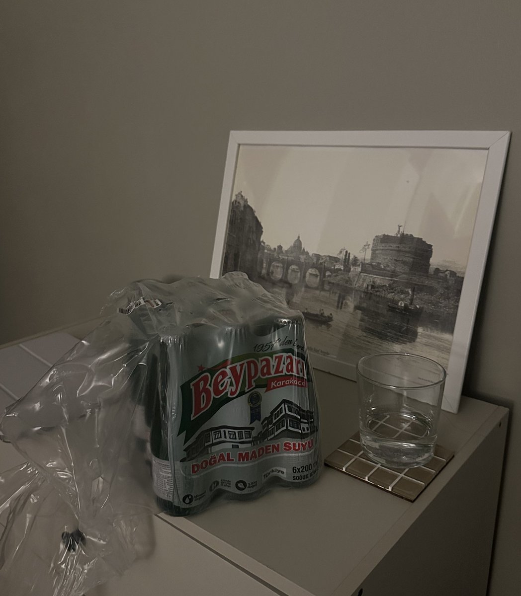 viazehras's tweet image. erkek kardeşime maden suyu getirir misin dedim...getirdi