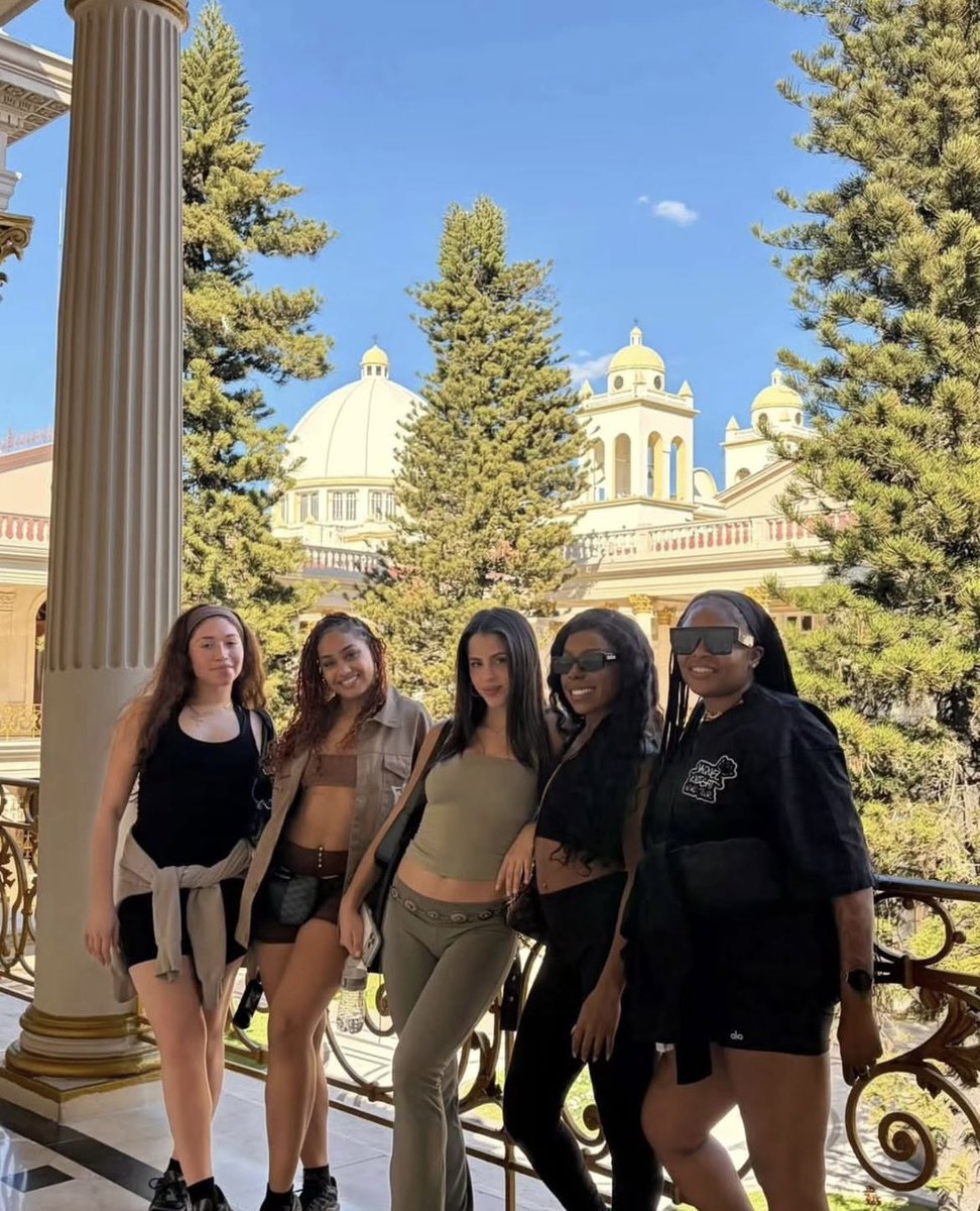 EdgardoMulatoSV's tweet photo. Bailarinas de @shakira se van del país impresionadas de las bellezas de El Salvador.

Palacio Nacional #CentroHistoricoSS https://t.co/gYclTBhMwy