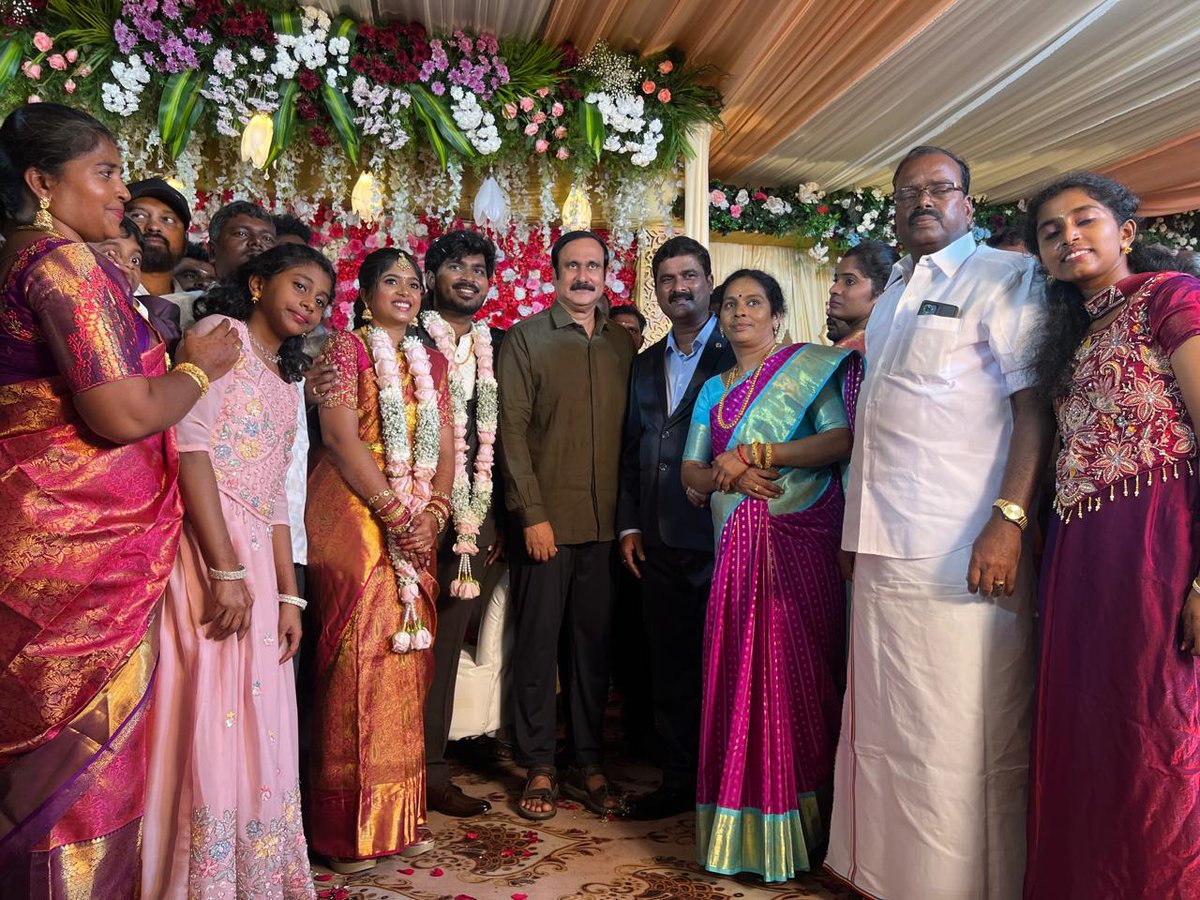 draramadoss's tweet photo. கடலூர் மாவட்டம் பாட்டாளி மக்கள் கட்சியின், NLC பாட்டாளி தொழிற்சங்க பொதுச் செயலாளர், சு.செல்வராசு - செ.வைஜெயந்திமாலா தம்பதியரின் மகள் மற்றும் அ.சுப்பிரமணி - சு.அருணாராணி தம்பதியரின் மகன் "செ.சரண்யா - சு.ஈஸ்வர்" இணையரின் திருமண வரவேற்பு, நெய்வேலியில் பங்கேற்று  மணமக்களை வாழ்த்திய போது.!