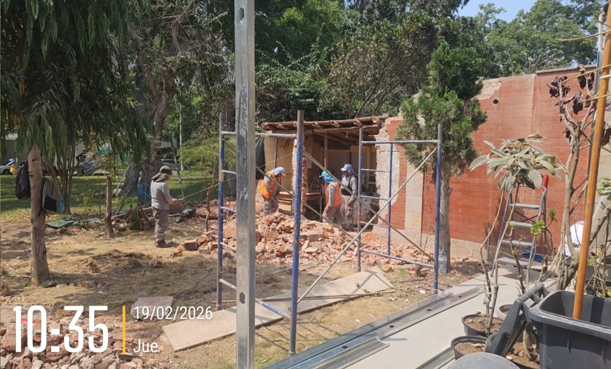 Vecinos, seguimos recuperando espacios públicos en Los Álamos de Monterrico. Esta mañana, tras el retiro voluntario de los propietarios, demolimos estructuras que ocupaban área pública en el Parque 18, recuperando 144 m² 🌳💪. 

En Surco el espacio público se respeta. Lo que es