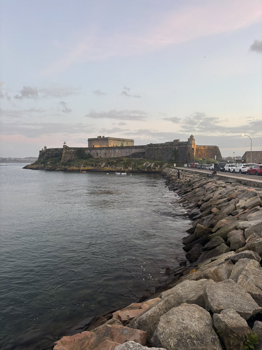 Aunque trabajo en A Coruña , hace años que abandoné mi querido 15002, con más de 25 años como socio del CDM. Pero vuelvo cuando puedo al barrio, y será aquí donde acabe. Hoy me he calzado las zapatillas una vez más para ver como sigue mi ciudad, la más bonita que hay💙