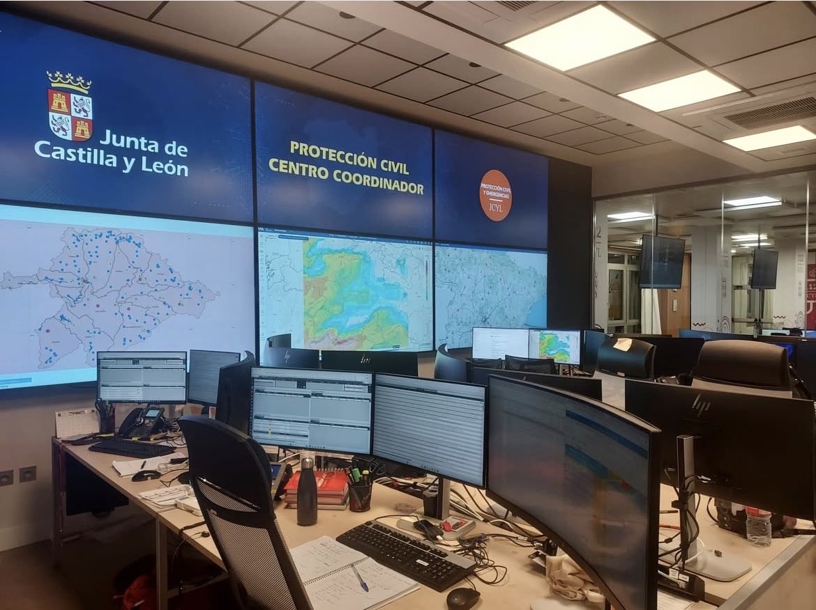 TrabSocialCyL's tweet photo. Nuestra Presidenta y nuestra Gerente acompañadas por las coordinadoras del Grupo de Emergencias Sociales del Consejo han mantenido una reunión fructífera con #ProtecciónCivil de CyL para abordar la importancia de lo social en las emergencias y la disponibilidad de los TS de CyL https://t.co/Ihfxw0ik1f