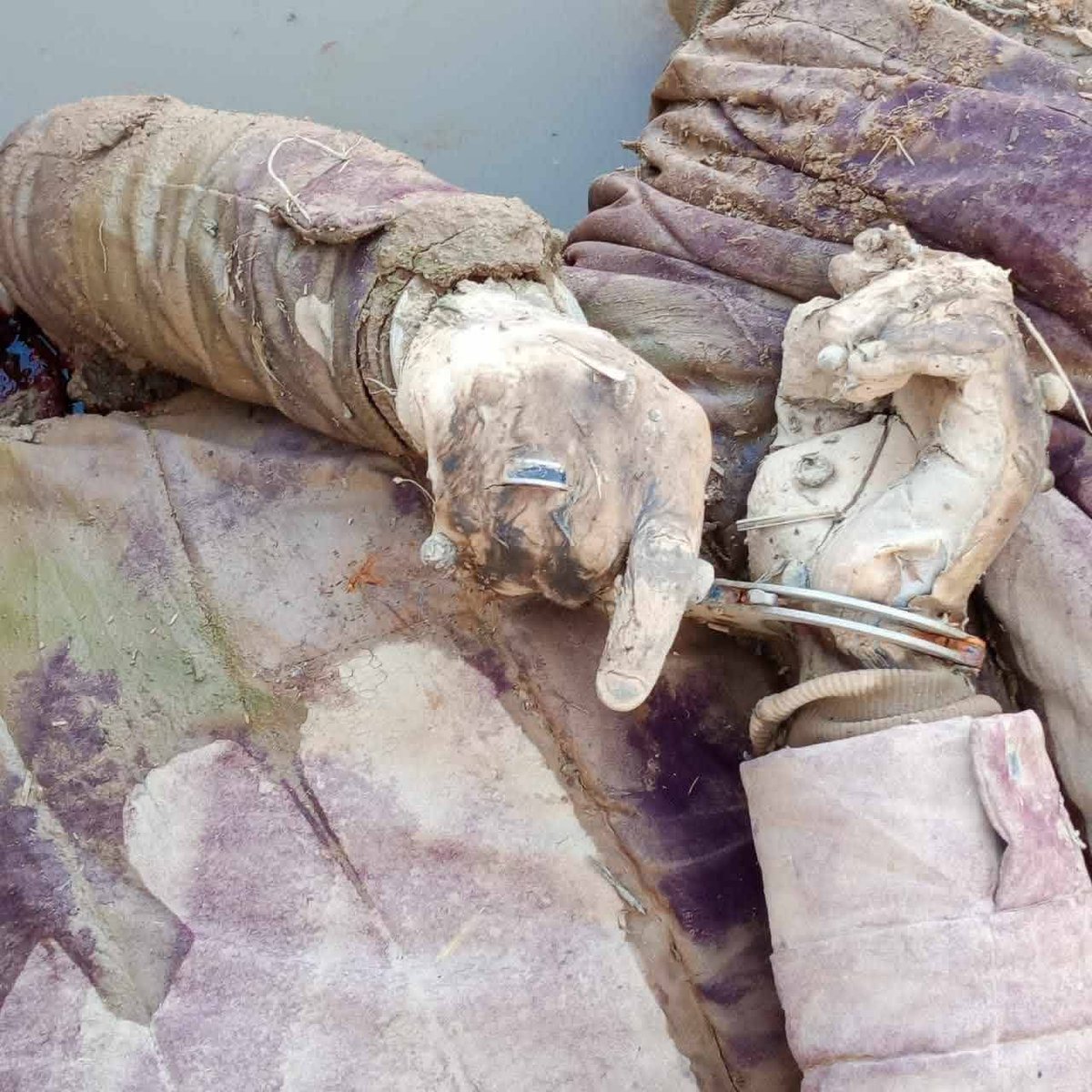 📛🔞#تحذير صورة جثة 

الـ.جــ.ـثـ.ـة التي تم  العثـ.ور عليـ.ها شمال #الحسكة مكبلة اليدين هي للشاب #مهند_العماش حيـ.ـث أعتـ.ـقلـ.ـته ميـ.ليشـ.ـيا #قـ.ـسد بسبب أســتقـ.ـباله لرتـ.ل الأمـ.ن العام السوري أثناء دخـ.ولهم #للحسكة