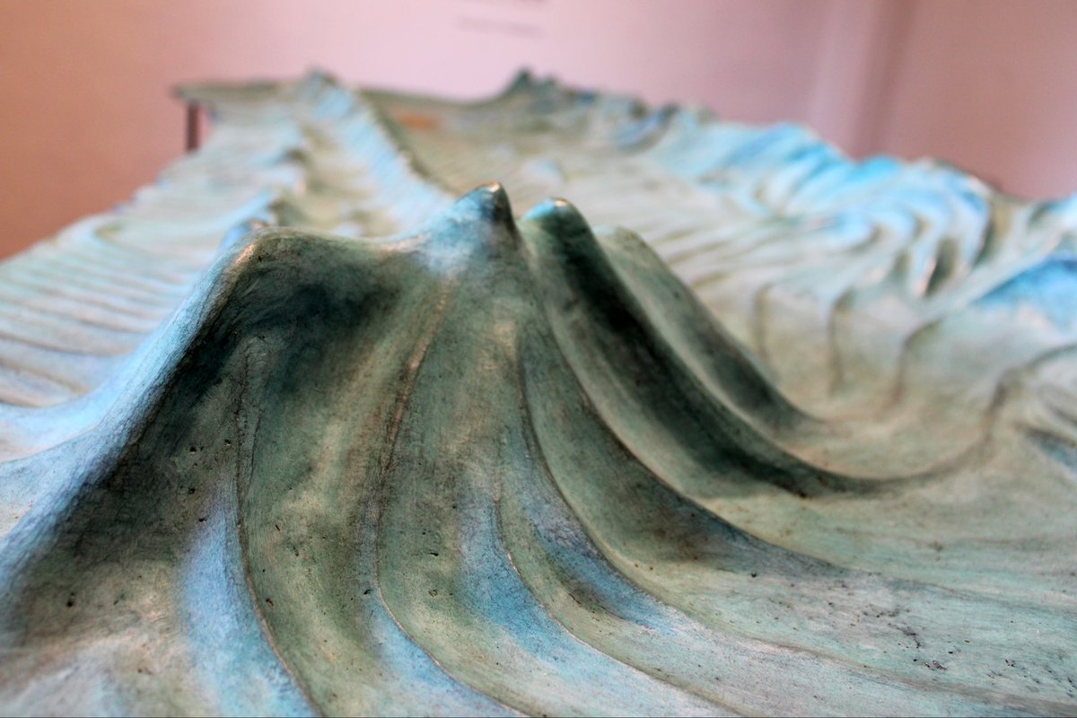 No te pierdas el proyecto expositivo "Mar de Cerros", de Emilio Flores, en la Sala de la Estampa, del Museo Metropolitano de Monterrey. De martes a domingo, en un horario de 10:00 am a 5:00 pm; hasta el domingo 1 de marzo de 2026.