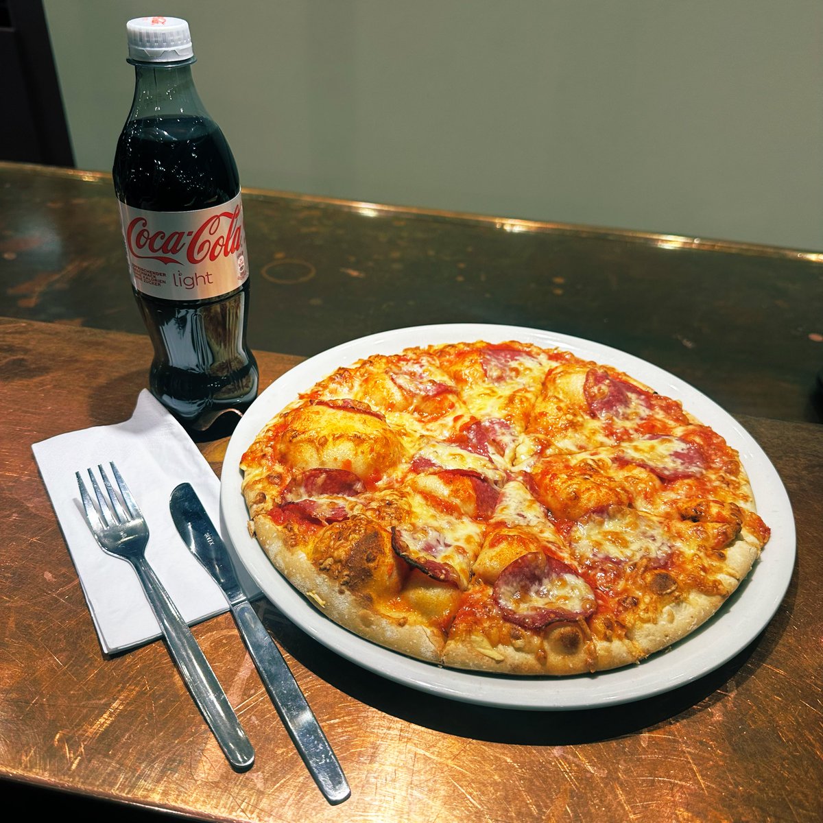 寒い中、気合い入れてスーパーで水とバナナとヨーグルトを買ってきたのに…

ホテルのレストランでピザを買ってしまった。。。普段は小麦粉を抑えてるんだけどね😅ハンブルグはマイナス2℃🇩🇪