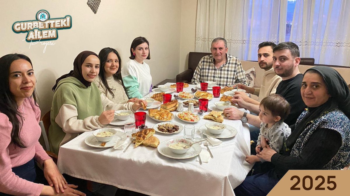 drhamzaydogdu's tweet photo. 📌 2024: Erzincan’da ilk heyecan. 2025: Büyüyen aile. 2026: Sönmeyen bir ocak!

Gurbet, uzaklığın ağırlığı; sıla ise muhabbetle bölüşülen bir lokmanın huzurudur.

2024 yılından günümüze Erzincan’da devam ettirdiğimiz “Gurbetteki Ailem” projemizle bu Ramazan’da da Erzincan’ımızda gönül köprüleri kuruyoruz. 

Öğrencilerimizin yabancılık hissini hemşehrilerimizin hane saadetiyle dağıtıyor, binlerce evladımızı aile sıcaklığındaki iftar sofralarımızda ağırlıyoruz. 

Rota Erzincan uygulaması üzerinden gençlerimiz başvurularını yapabilir, kıymetli hemşehrilerimiz de sofralarını bu güzelliğe açabilirler. 

Paylaştığımız her lokmayla mesafeleri hükümsüz kılıyor, şehrimizi her evladımız için güvenli bir yuvaya dönüştürüyoruz.

Vefa ile kurulan bu sofralarımızda kardeşliğimiz daim olsun.