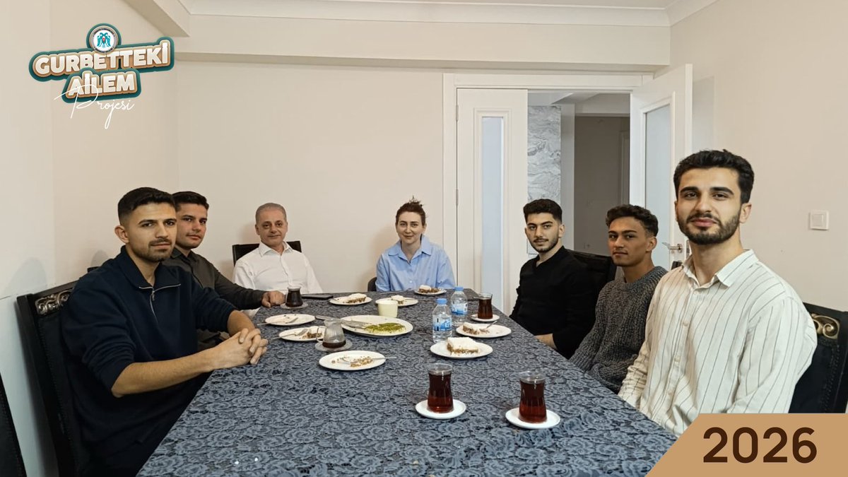 drhamzaydogdu's tweet photo. 📌 2024: Erzincan’da ilk heyecan. 2025: Büyüyen aile. 2026: Sönmeyen bir ocak!

Gurbet, uzaklığın ağırlığı; sıla ise muhabbetle bölüşülen bir lokmanın huzurudur.

2024 yılından günümüze Erzincan’da devam ettirdiğimiz “Gurbetteki Ailem” projemizle bu Ramazan’da da Erzincan’ımızda gönül köprüleri kuruyoruz. 

Öğrencilerimizin yabancılık hissini hemşehrilerimizin hane saadetiyle dağıtıyor, binlerce evladımızı aile sıcaklığındaki iftar sofralarımızda ağırlıyoruz. 

Rota Erzincan uygulaması üzerinden gençlerimiz başvurularını yapabilir, kıymetli hemşehrilerimiz de sofralarını bu güzelliğe açabilirler. 

Paylaştığımız her lokmayla mesafeleri hükümsüz kılıyor, şehrimizi her evladımız için güvenli bir yuvaya dönüştürüyoruz.

Vefa ile kurulan bu sofralarımızda kardeşliğimiz daim olsun.