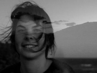 roberta_bastoss's tweet image. Tentaram apagar a memória da Catarina mais uma vez.

O memorial em homenagem à estudante assassinada em novembro de 2025, na Praia do Matadeiro, foi depredado pelo menos três vezes. 

O jardim foi plantado por colegas, professores e amigos. 

A placa, feita pelos próprios