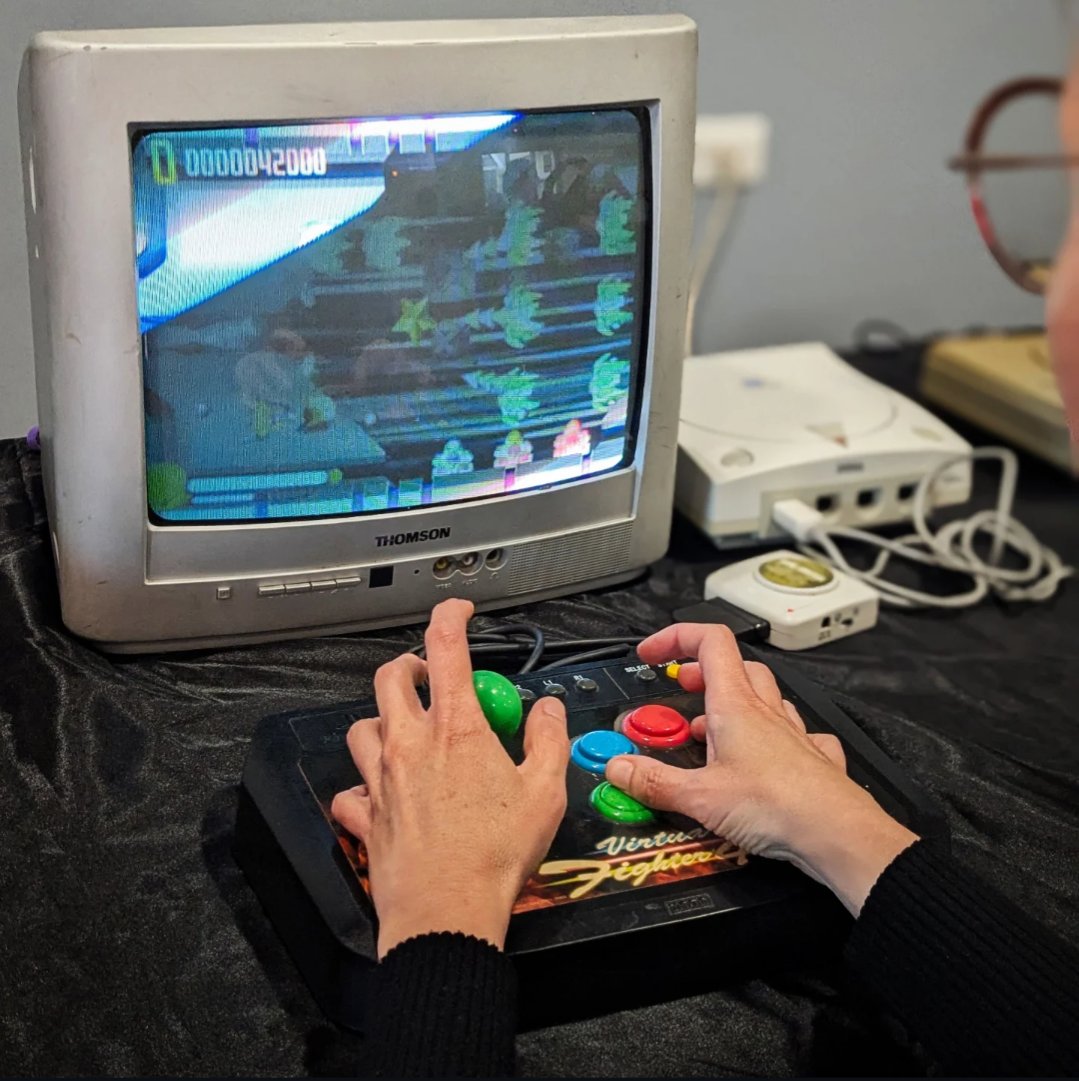 ⚗️ Parfois je bricole des installations un peu bizarres. 

🕹️ Ici un stick arcade de PlayStation 2, branché sur une Dreamcast pour jouer à Dux (un Homebrew).

D'ailleurs je cherche un schmup accessible sur PS2 pour mettre en animation, des jeux à me recommander ?