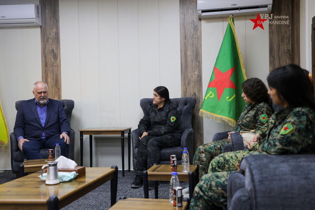 RohilatAfrin's tweet photo. Me ��ro şandeya ji Parlamentoya Ewropayê pêşwazî kir.
Di nav şandeyê de Endamê Parlamentoya Ewropayê Birêz Yunus, serokê berê yê Partiya Çep a Swêdê û endama rêveberiya Partiya Çep Yekbûn Alp, ku di heman demê de berpirsa têkiliyên derve ya partiyê ye, cih girtin. https://t.co/AHe3Nquvqf