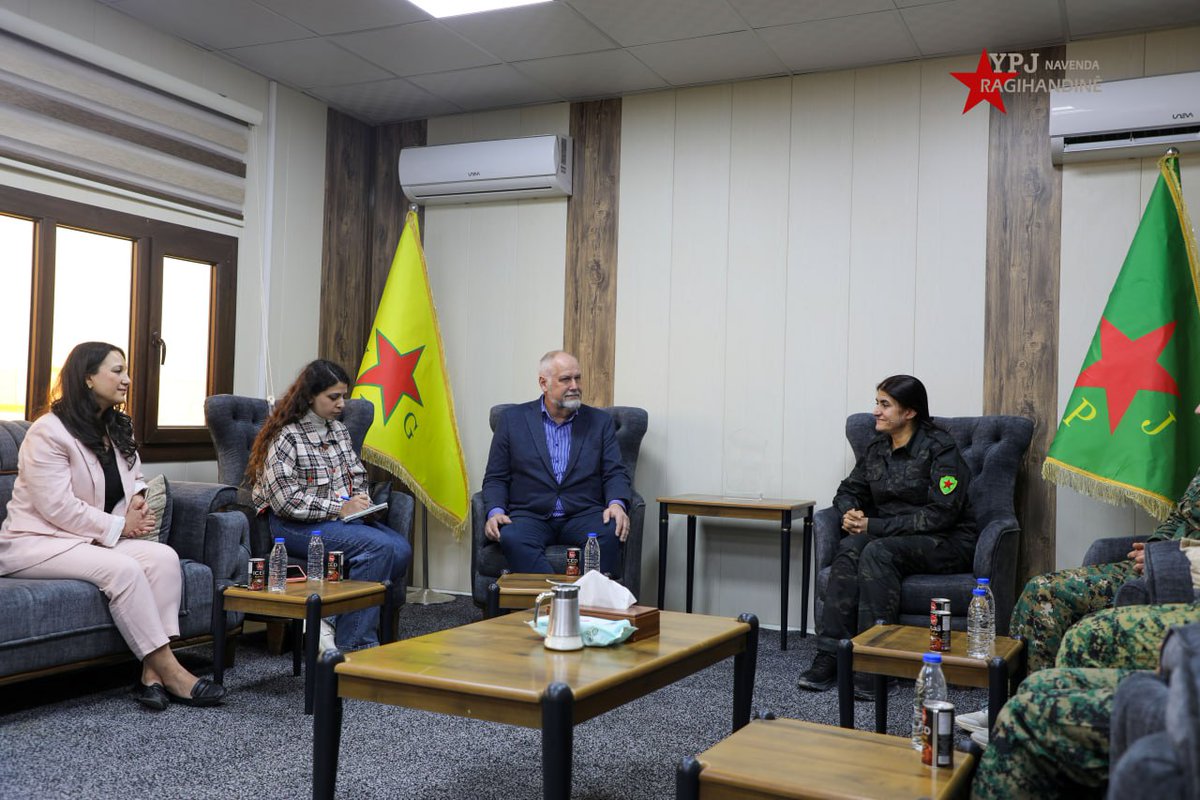 RohilatAfrin's tweet photo. Me ��ro şandeya ji Parlamentoya Ewropayê pêşwazî kir.
Di nav şandeyê de Endamê Parlamentoya Ewropayê Birêz Yunus, serokê berê yê Partiya Çep a Swêdê û endama rêveberiya Partiya Çep Yekbûn Alp, ku di heman demê de berpirsa têkiliyên derve ya partiyê ye, cih girtin. https://t.co/AHe3Nquvqf