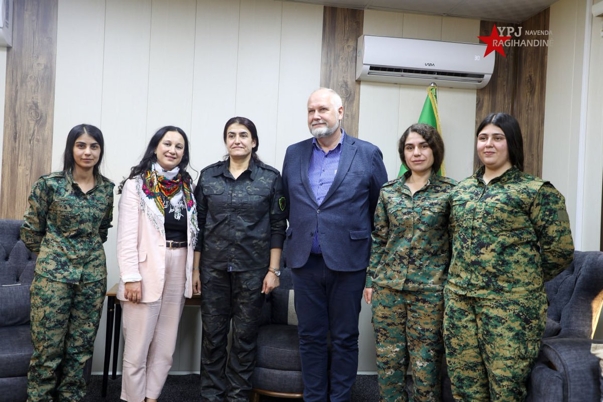 Me îro şandeya ji Parlamentoya Ewropayê pêşwazî kir.
Di nav şandeyê de Endamê Parlamentoya Ewropayê Birêz Yunus, serokê berê yê Partiya Çep a Swêdê û endama rêveberiya Partiya Çep Yekbûn Alp, ku di heman demê de berpirsa têkiliyên derve ya partiyê ye, cih girtin.