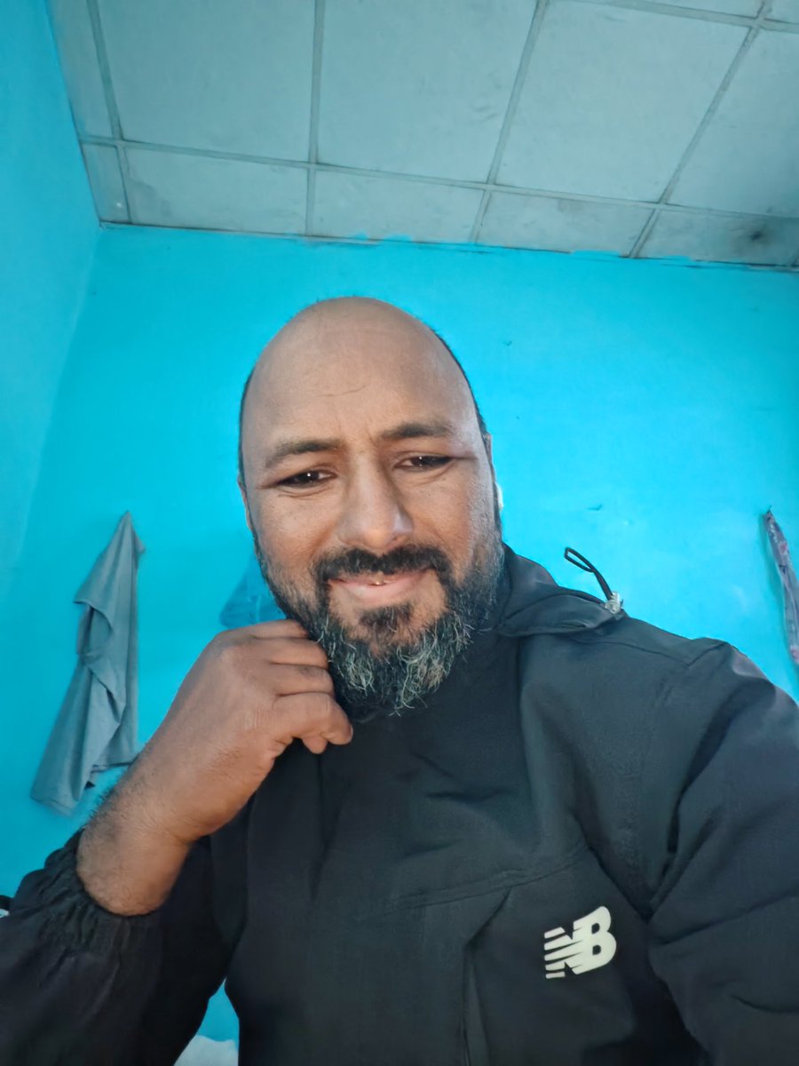 म पागल नहुँदासम्म तिम्रै हुँ
त्यसपछि तिमिले पनि दुनियाँ सँग मिलेर
मलाई ढुङ्गा हान्दा हुन्छ!!
                  कलम