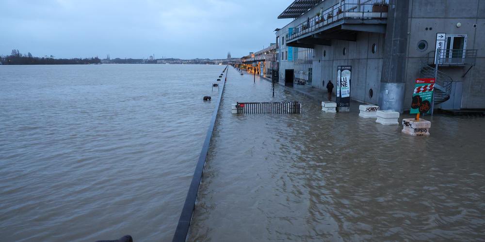 DuthilLou_Evann's tweet image. 🚨 La Garonne est montée et a débordé. Une question simple : pourquoi attendre que l’eau déborde pour agir ?

Bordeaux a déjà connu des crues, mais ces phénomènes deviennent plus fréquents. À chaque fois : dégâts pour les commerces, risques pour les habitants, mobilisation