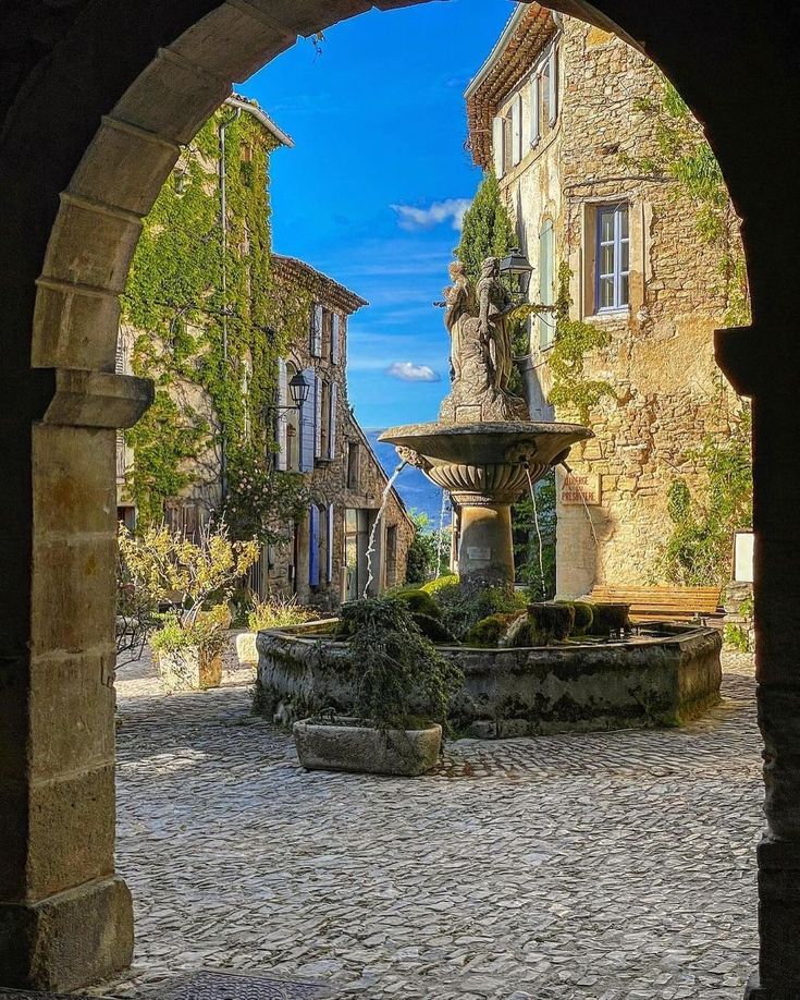 echoesofworld's tweet photo. France https://t.co/Vs7QT9vxI6