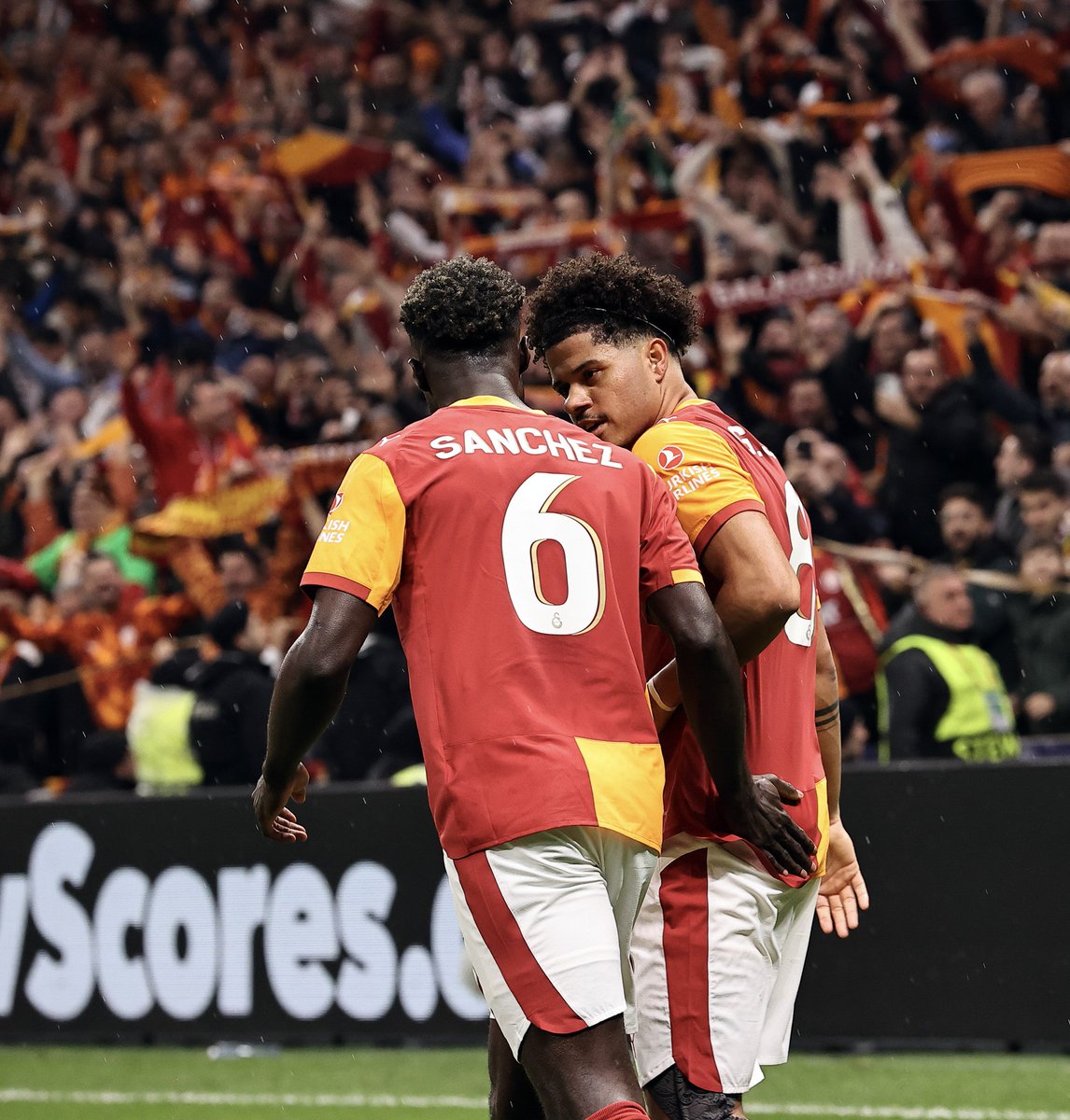 🌟 <a href="/ChampionsLeague/">UEFA Champions League</a>’de haftanın takımına seçilen oyuncularımız Gabriel Sara ve Davinson Sánchez’i tebrik ederiz. 👏

#UCL