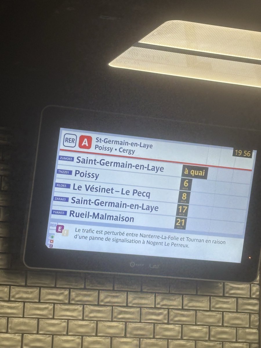 addictate_'s tweet photo. @RER_A vous trouvez ça normal ? Aucun rer en direction de Cergy, encore une fois au détriment de 4 autres qui passe par la même branche. On paye un navigo pour ne pas avoir de train. Génial. https://t.co/X0XoXWg8kJ