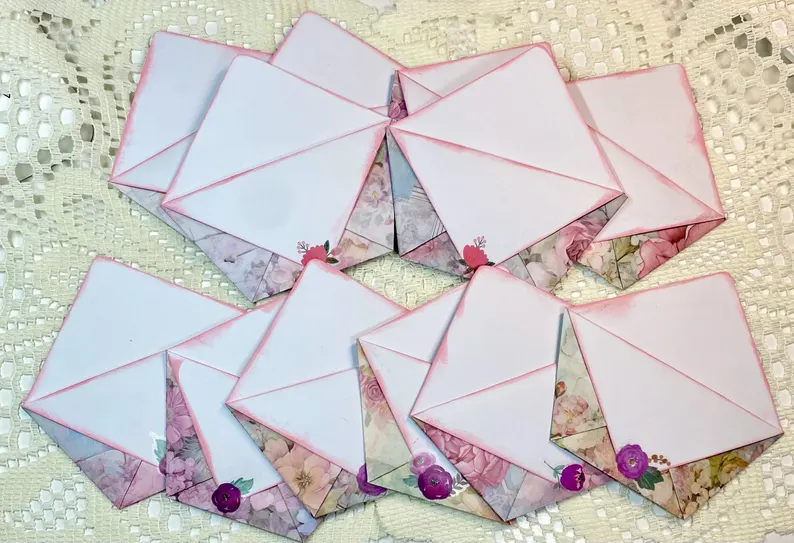 paperbeadboutiq's tweet photo. Handmade Mini Envelopes, Shabby Chic Floral Ephemera, Set of 6
https://t.co/362MZG3ll2 #handmademinienvelopes #lunchboxnotes #scrapbookingephemera #journalingephemera #junkjournaling #tuckins https://t.co/dsUlQQKD2K