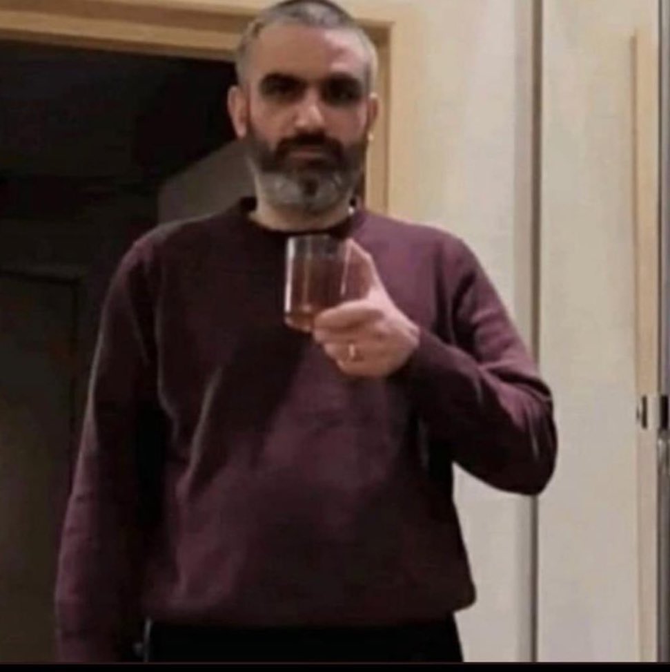 Nerdousi's tweet photo. من وقتی میبینم سیروس عفو عمومی داده:
(۱۸ تا اخوند و ۴۳ تا بچه شیعه تو زیرزمین قايم کردم) https://t.co/YnGWf85Vfl