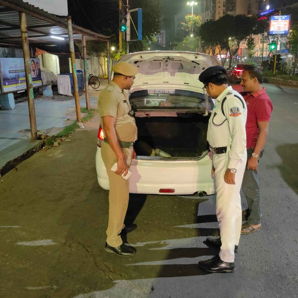 bidhannagarpc's tweet photo. Naka checking going on at different important locations under Bidhannagar Police Commissionerate. Smt. Utsha Sreemani, ACP Newtown and Shri Subhankar Biswas, ACP North have been supervising night policing at different points.
#bdnpc
#bidhannagarpolice
#specialnightpolicing https://t.co/sNDkJkapL0