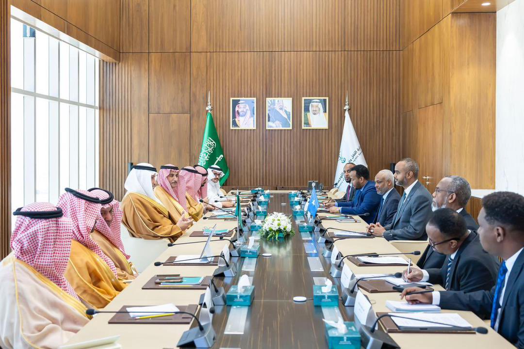 Amohamednur's tweet photo. وقّعتُ اليوم، باسم جمهورية الصومال الفيدرالية، مع معالي وزير النقل والخدمات اللوجستية في المملكة العربية السعودية، أخي معالي المهندس صالح بن ناصر الجاسر، اتفاقية تعاون في مجال النقل البحري.

وتأتي هذه الاتفاقية في إطار تعزيز علاقات الأخوّة والتعاون الاستراتيجي بين البلدين الشقيقين، وبما يخدم المصالح المشتركة ويدعم مسارات الشراكة المستدامة بينهما.

وتُجسّد الاتفاقية دور المملكة العربية السعودية المحوري كشريك داعم لجمهورية الصومال الفيدرالية في صون سيادتها الوطنية والحفاظ على وحدتها وسلامة أراضيها.

ومن شأن هذه الاتفاقية أن تُسهم في دفع عجلة النمو الاقتصادي، وتطوير قطاعي الموانئ والنقل البحري، إضافة إلى بناء القدرات ورفع كفاءة الكوادر الصومالية العاملة في هذه المجالات، بما يعزز فرص التنمية الشاملة والمستدامة.