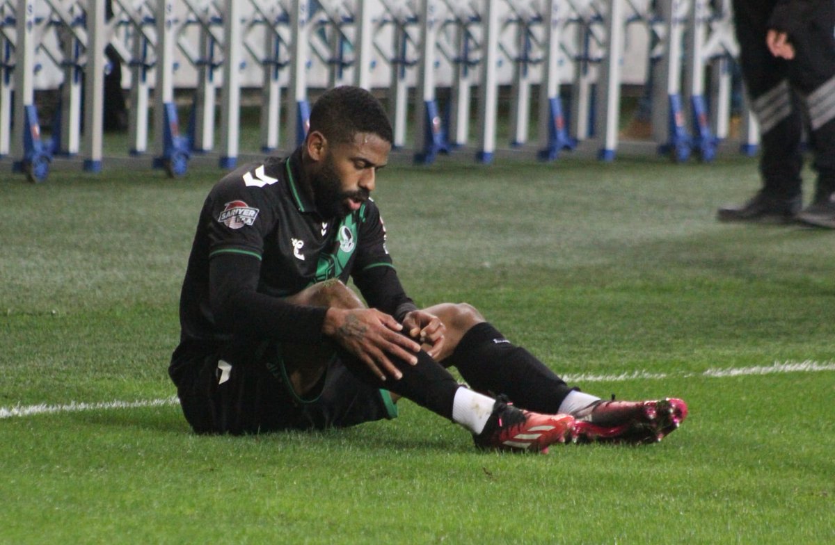 KaynarUtku's tweet photo. 7 Maçı heba ettik.

Bu muydu kadro mühendisliği ! 5-6 Takviye ile çözülecek takıma 13 transfer yaptık. 7 Maçta 2 puan. Hiç transfer yapmasak bu 2 puanı zaten alırdık herhalde. Topu ileri taşıyacak hamle yapacak adam yok kulübede, Haydar kurtarıcı olarak giriyor. 

Yabancı kontenjanını sağ bekten yana kullanıp transferin son günü sana lazım olan adamı elinden kaçırırsan sonra Kıratlı şöyle yaptı böyle yaptı diye anlatırsın.