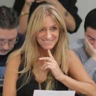 Esta es Florencia Carignano, agredió a empleados de la Cámara de Diputados para hacer caer la sesión. Debe ser expulsada de Diputados.