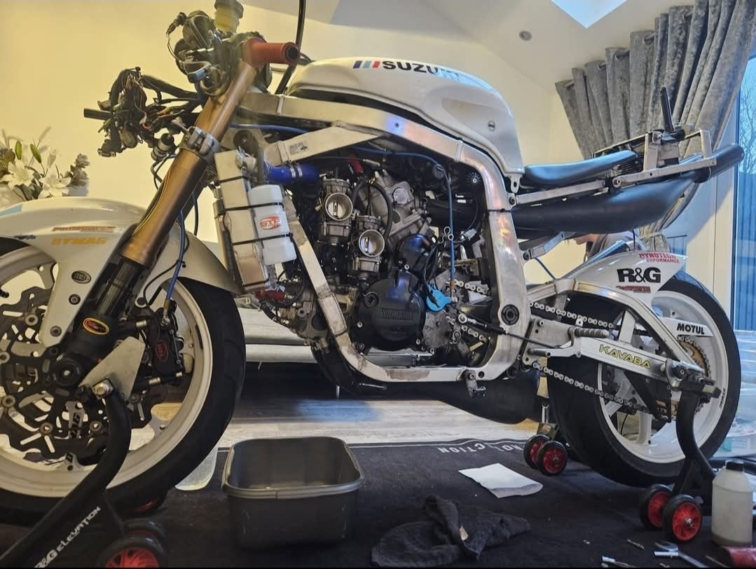 The <a href="/hewitt_richard/">richard hewitt</a> Suzuki RGV500 tribute 

GSX-R400 frame
RD500 engine
114.5bhp