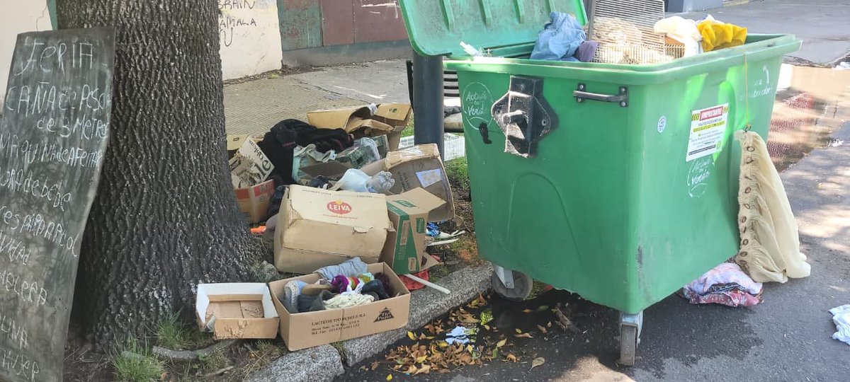 ¿Como arreglar el pais con esta gente?

Fui a tirar basura, el tacho lleno que rebalsa, aparece un primate. 

Y le dije... Me dejas todo limpio!!! 
No quiero ver mugre desparramada o llamo a la policía ¿esta claro? Se fue a las puteadas, sin revolver. 

Un dorito después...