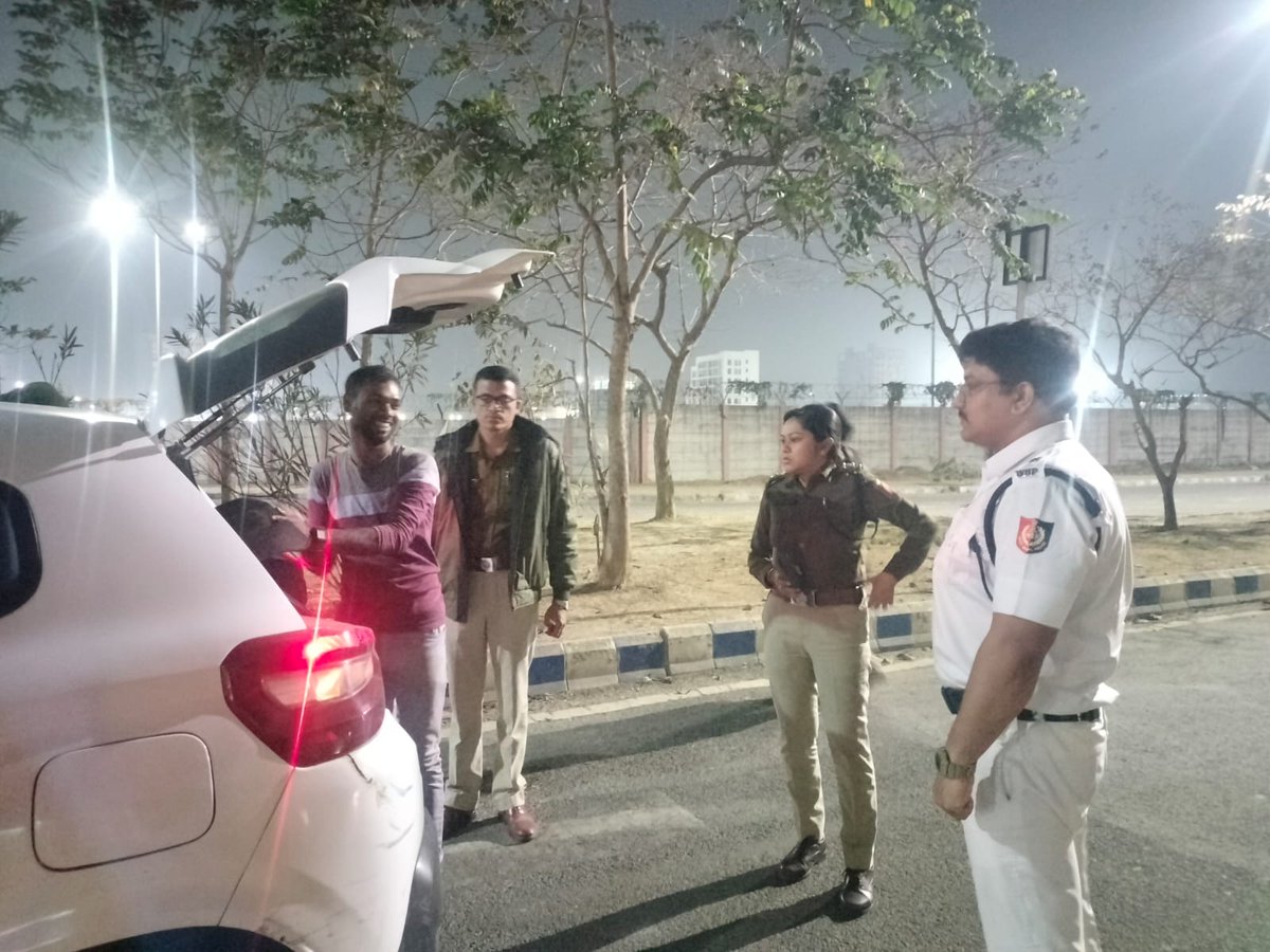 bidhannagarpc's tweet photo. Naka checking going on at different important locations under Bidhannagar Police Commissionerate. Smt. Utsha Sreemani, ACP Newtown and Shri Subhankar Biswas, ACP North have been supervising night policing at different points.
#bdnpc
#bidhannagarpolice
#specialnightpolicing https://t.co/sNDkJkapL0