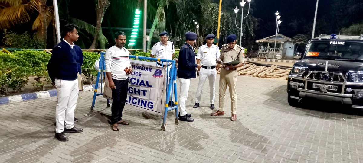 bidhannagarpc's tweet photo. Naka checking going on at different important locations under Bidhannagar Police Commissionerate. Smt. Utsha Sreemani, ACP Newtown and Shri Subhankar Biswas, ACP North have been supervising night policing at different points.
#bdnpc
#bidhannagarpolice
#specialnightpolicing https://t.co/sNDkJkapL0