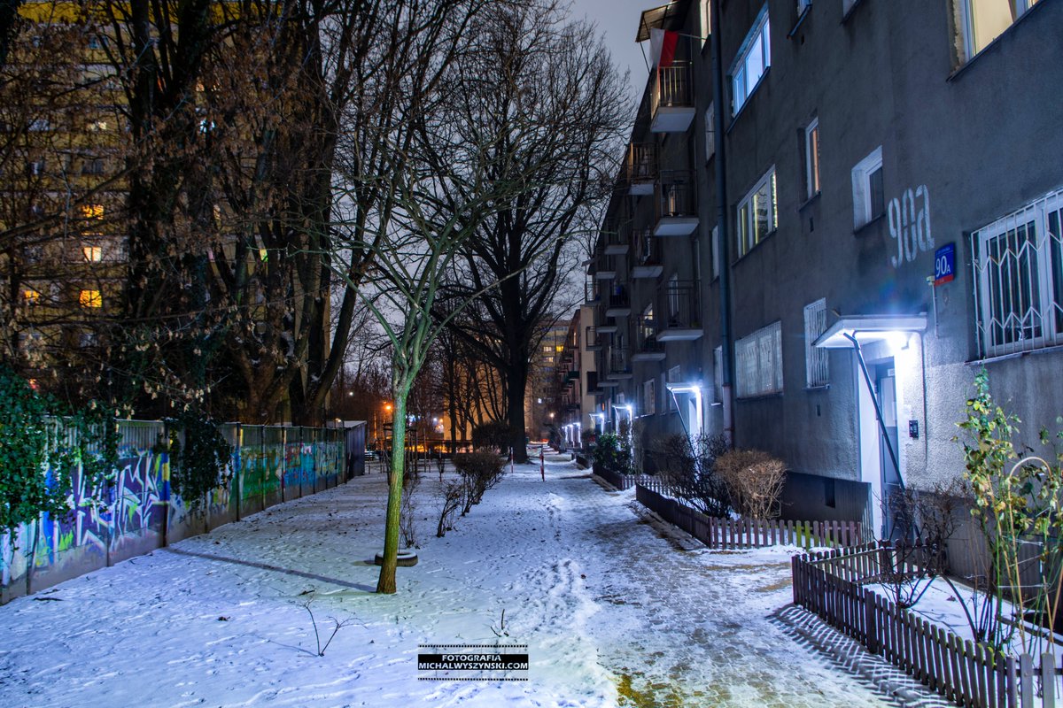 Odcieni szarości na Warszawskim Kole nie brakuje. Szare kolory bloków, garażów kuszą by przejść na fotografię czarno białą.
Koło, Wola, Warszawa
-2 °C 📷
#fotografia #warszawa #warsawphoto #architektura #panorama #wola #Osiedlekoło #koło #warszawa #warszawakoło #kołowarszawa