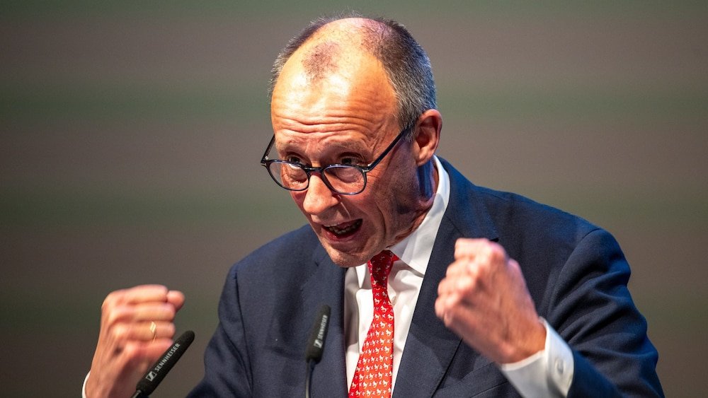 Warum brüllt dieser Mann eigentlich immer so? 

Kann der sich nicht wie ein normaler Mensch artikulieren? 

Schimpfen, brüllen, geballte Fäuste, Mund verzerrt, ...

Kein Mann, der Autorität hat, hätte so etwas nötig. 
Merz macht das ständig.