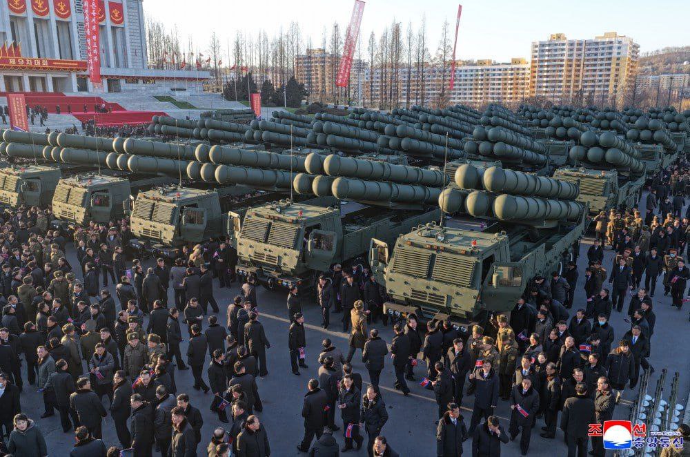 xinfolive's tweet image. [#Coree/#RPDC]
⚡️🇰🇵 La Corée du Nord a dévoilé à Pyongyang, à l'occasion du Congrès du Parti des travailleurs, 50 systèmes de lance-roquettes multiples de 600 mm nouvellement produits. 

Kim Jong Un a assisté à la cérémonie, a inspecté les systèmes et a conduit lui-même l'un des