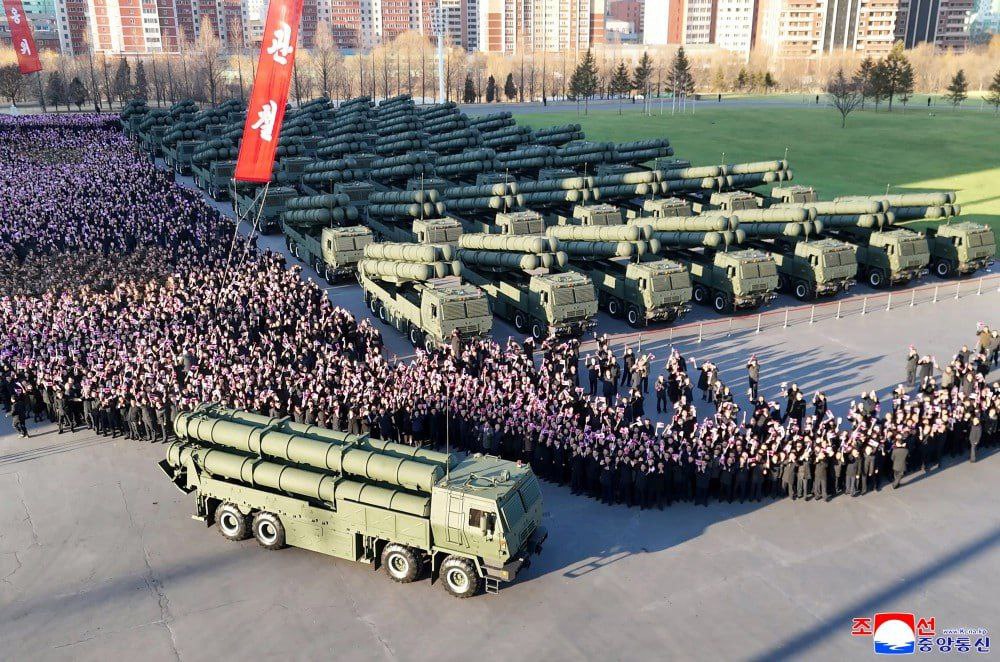 xinfolive's tweet image. [#Coree/#RPDC]
⚡️🇰🇵 La Corée du Nord a dévoilé à Pyongyang, à l'occasion du Congrès du Parti des travailleurs, 50 systèmes de lance-roquettes multiples de 600 mm nouvellement produits. 

Kim Jong Un a assisté à la cérémonie, a inspecté les systèmes et a conduit lui-même l'un des